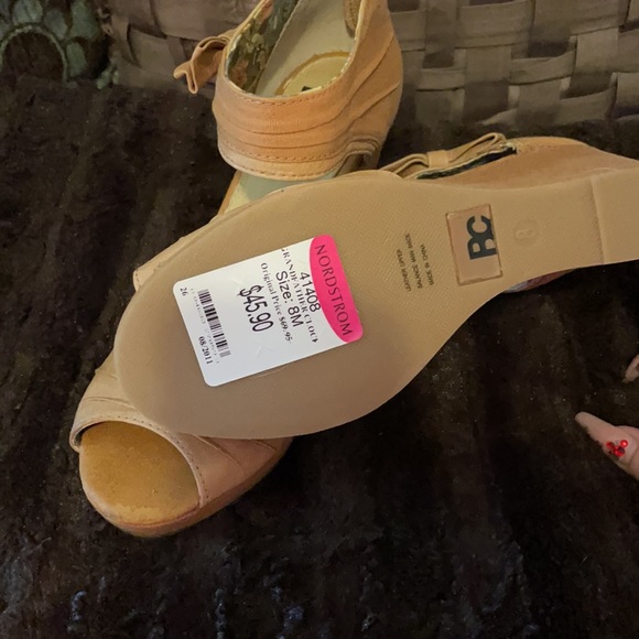 Sandals - Picture 2 of 3